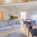 Spacious 2-Bedroom Retreat In Porto