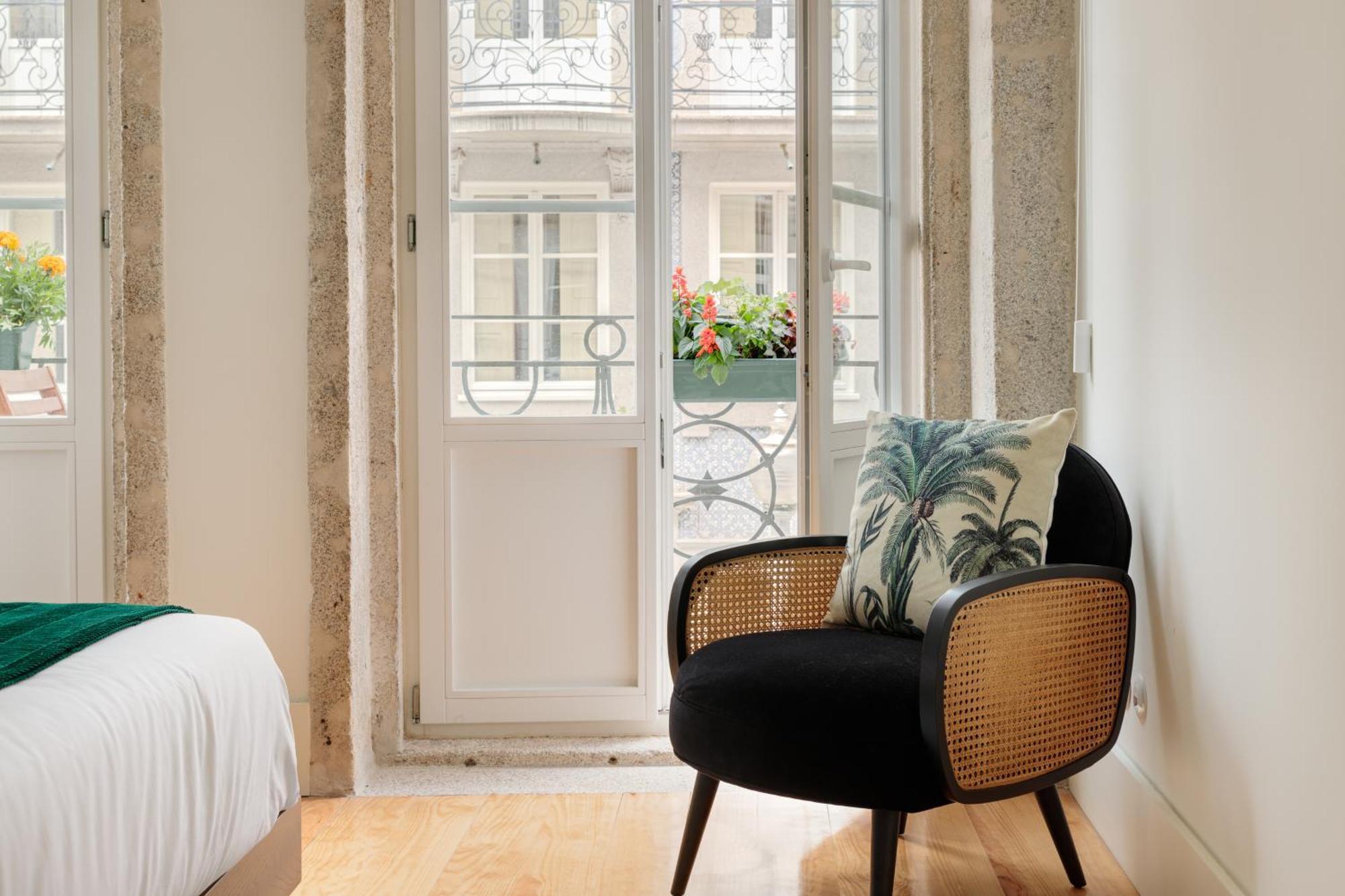 Flores Plaza Apartment *