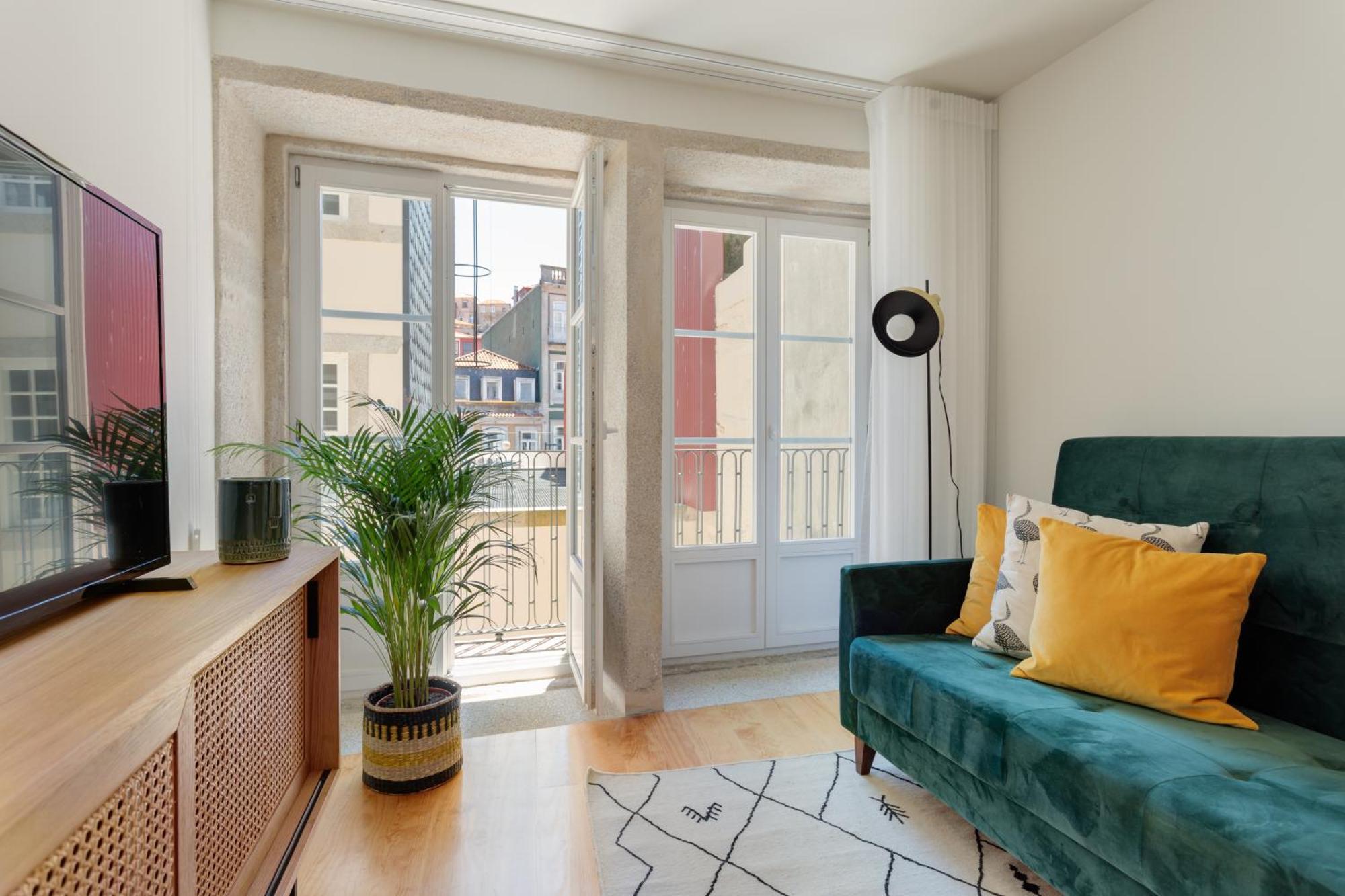 Flores Plaza Apartment *