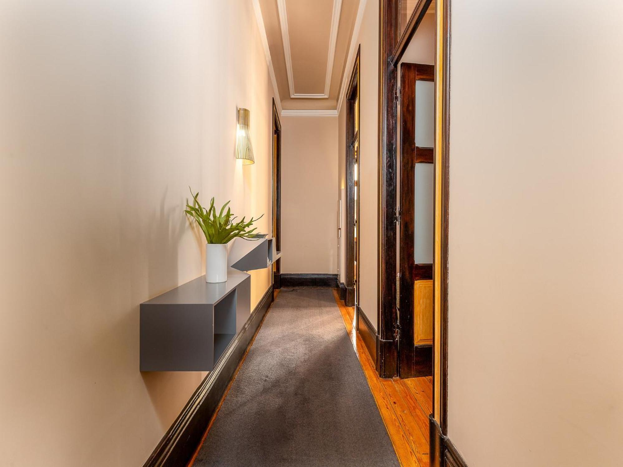 Spacious Modern In Apartment *