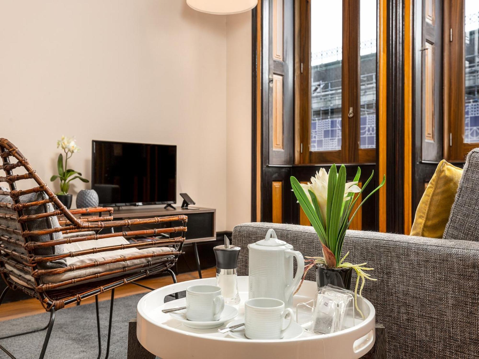 Spacious Modern In Apartment