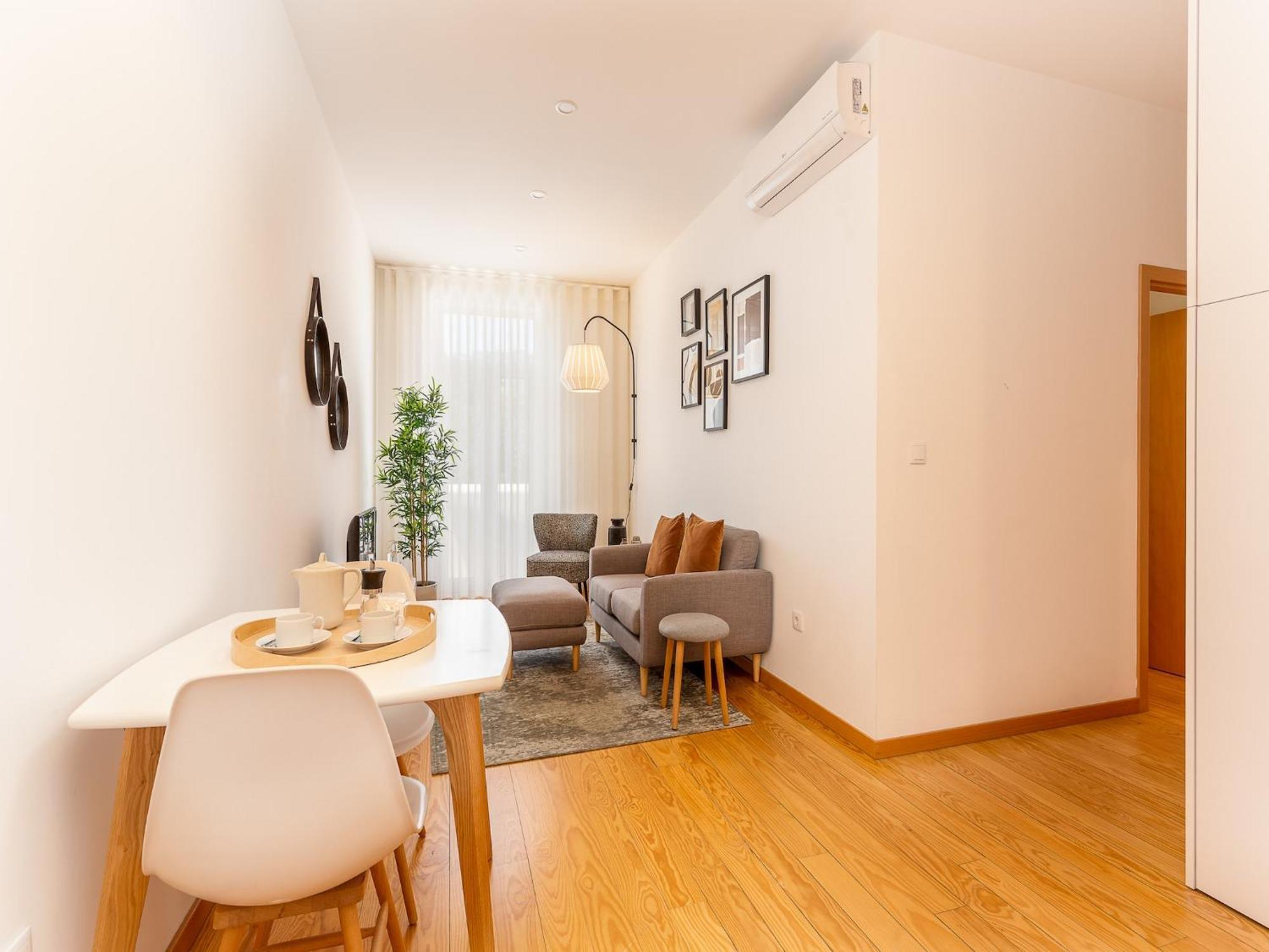 Charming 1-bedroom In Apartment *