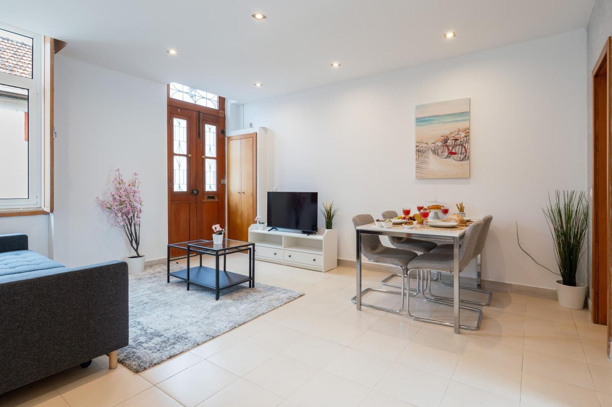Hostwise - Traditional House With Terrace Holiday home *