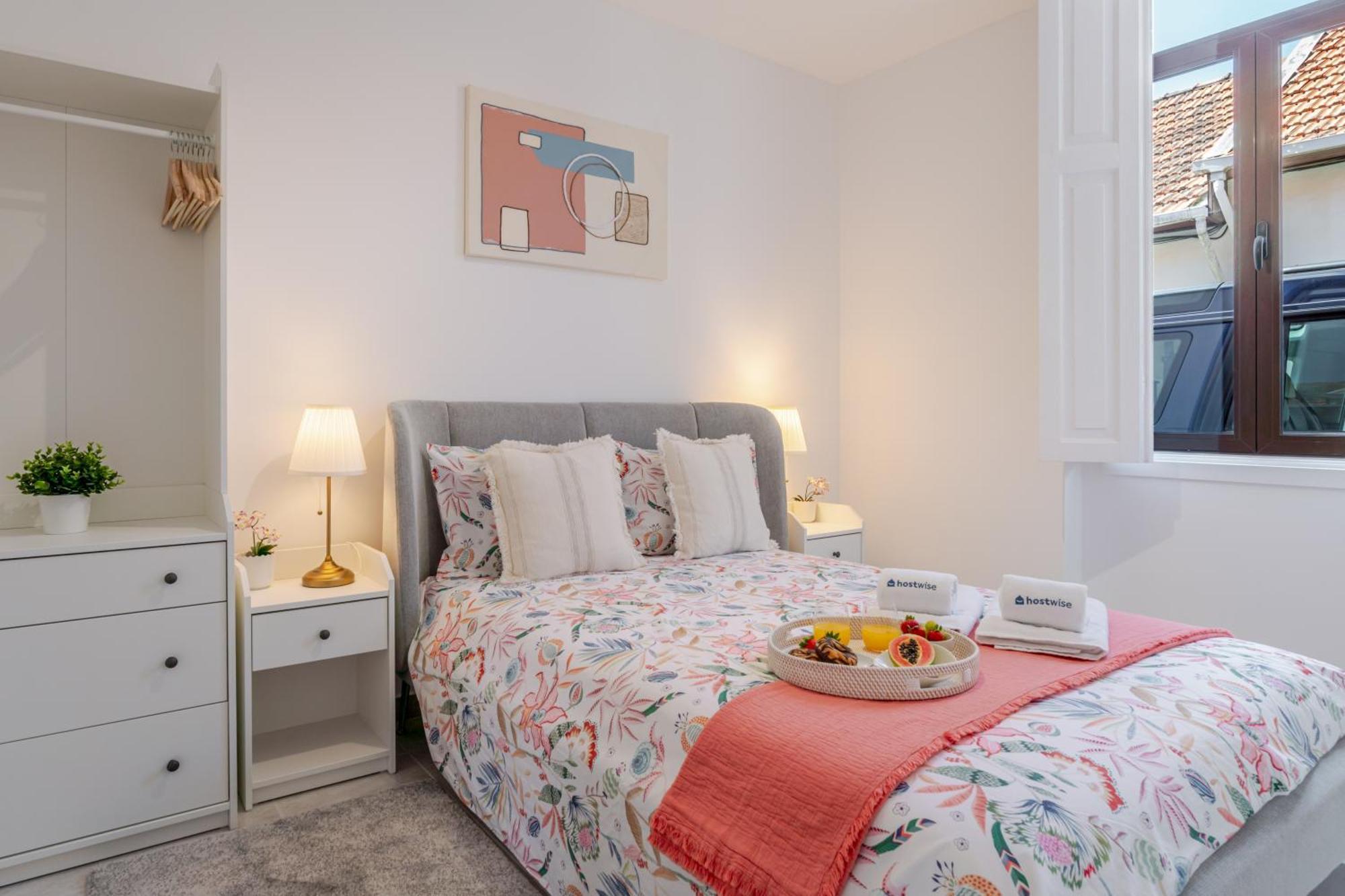 Hostwise - Traditional House With Terrace Holiday home *