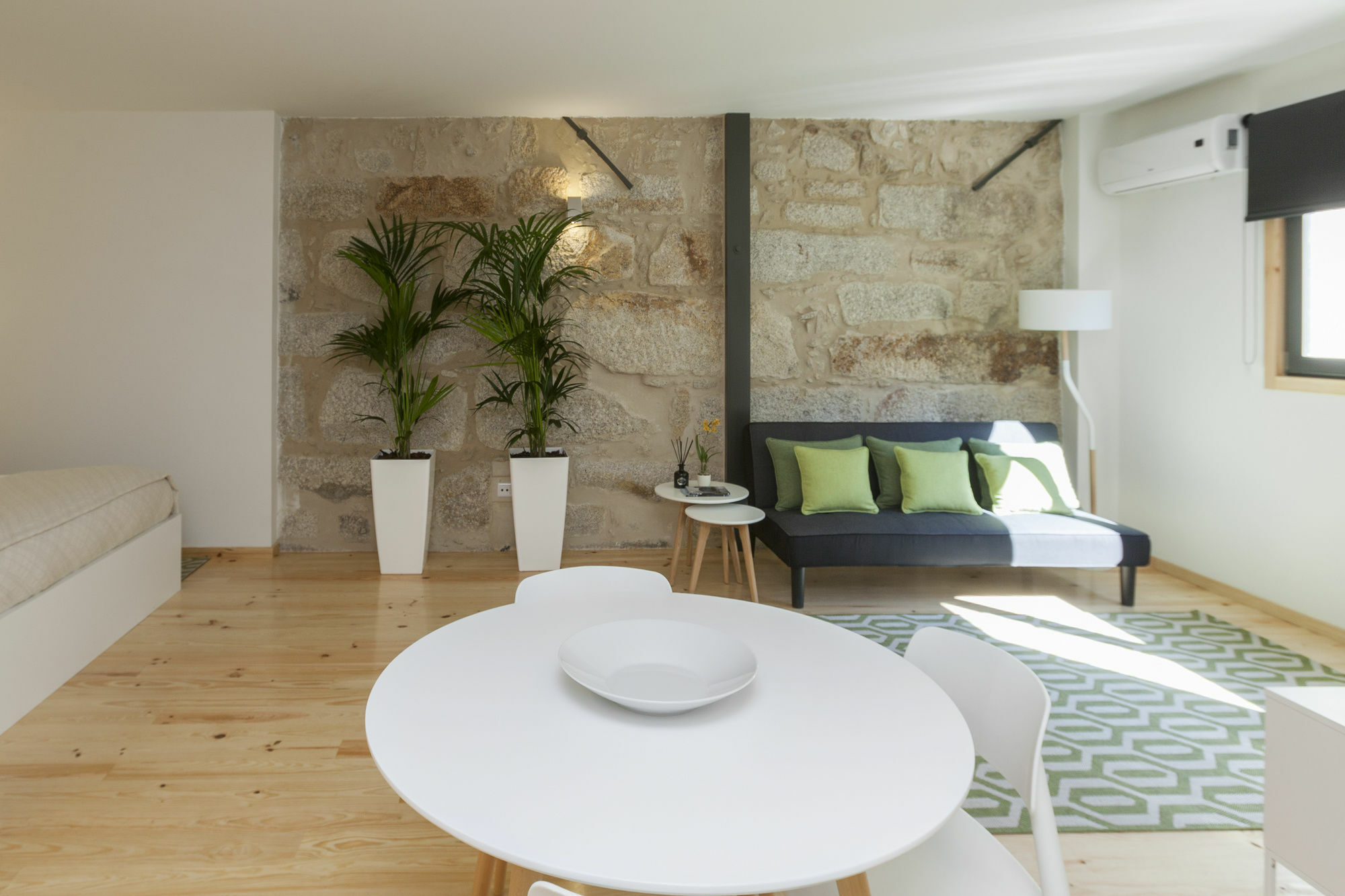 Local Apartment *