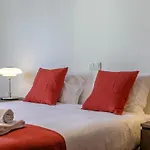 Lovelystay - Spacious 3Br Flat With Ac And Balcony