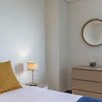 Lovelystay - Spacious 3Br Flat With Ac And Balcony