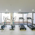 Lovelystay - Modern Loft With Gym & Free Parking Minutes Away From Cbd