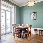 Artistic 2Br Flat Downtown W/ Ac By Lovelystay