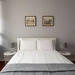 Lolla\'S City House