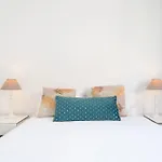 Renovated 3Br Apt Near City Hotspots With Great Value