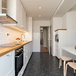 Hostwise - Bright & Spacious Flat W/ Garage