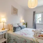 Hostwise - Bright & Spacious Flat W/ Garage