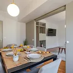 Hostwise - Bright & Spacious Flat W/ Garage