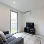 Lovelystay - Modern Loft With Gym & Free Parking Minutes Away From Cbd