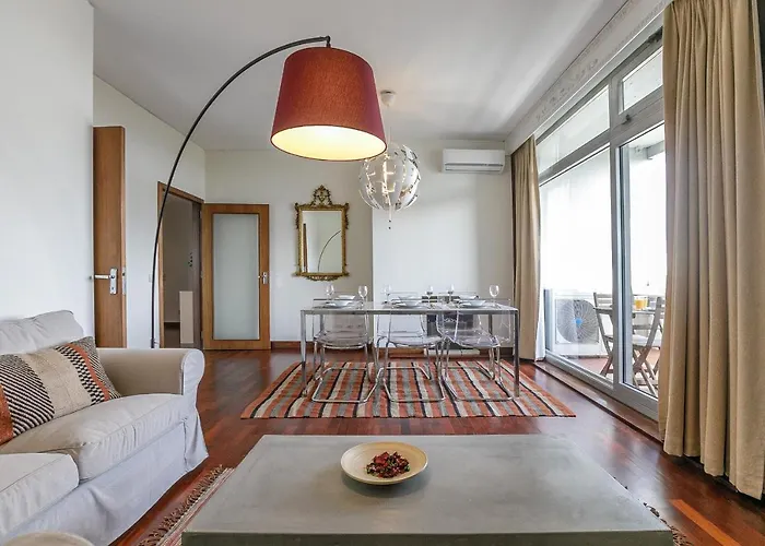 Lovelystay - Spacious 3Br Flat With Ac And Balcony