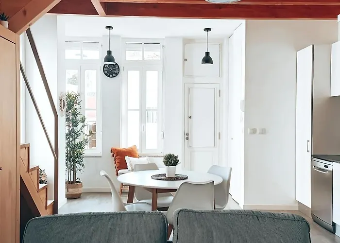 Mezzanine With Courtyard In Porto