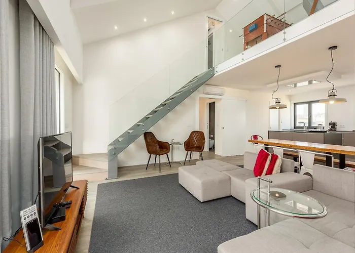 Spacious 4-Bedroom Apartment In Porto
