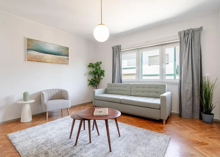 Hostwise - Bright & Spacious Flat W/ Garage
