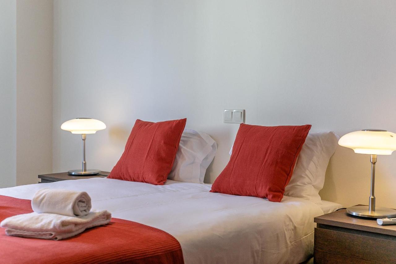 Lovelystay - Spacious 3br Flat With Ac And Balcony Apartment