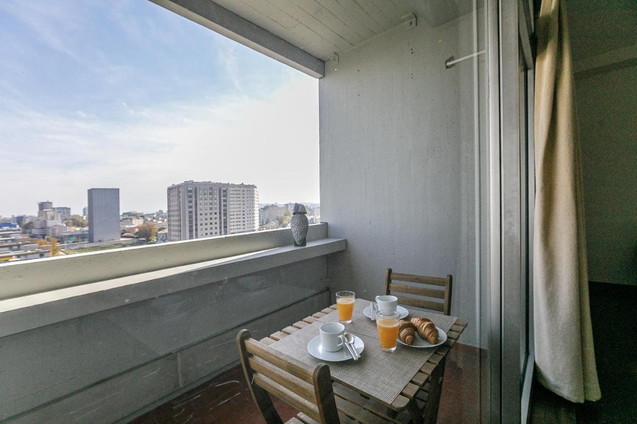 Lovelystay - Spacious 3br Flat With Ac And Balcony