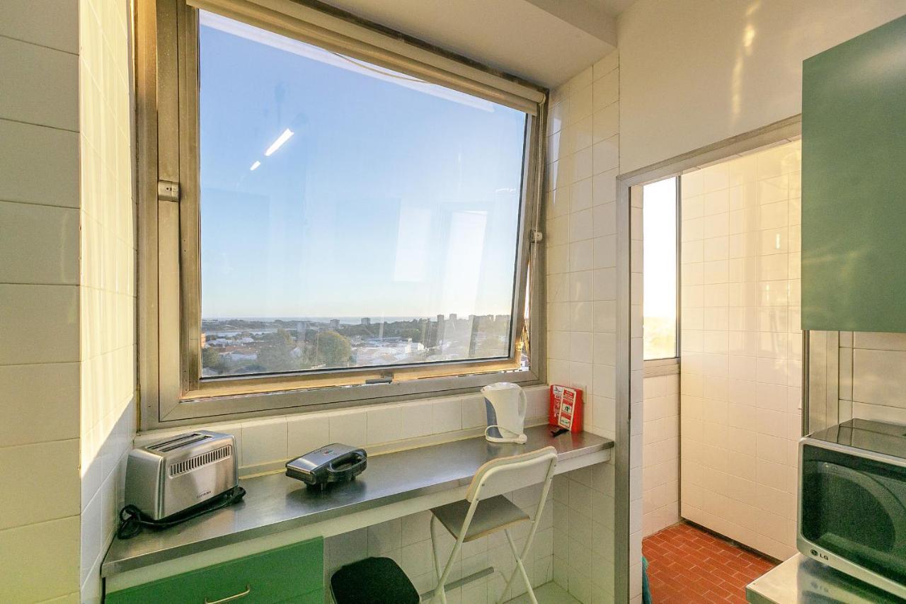 Lovelystay - Spacious 3br Flat With Ac And Balcony
