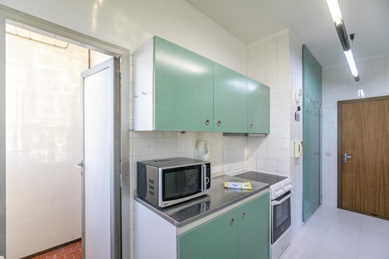 Lovelystay - Spacious 3br Flat With Ac And Balcony