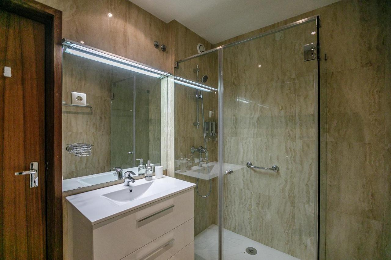 Lovelystay - Spacious 3br Flat With Ac And Balcony Apartment Porto