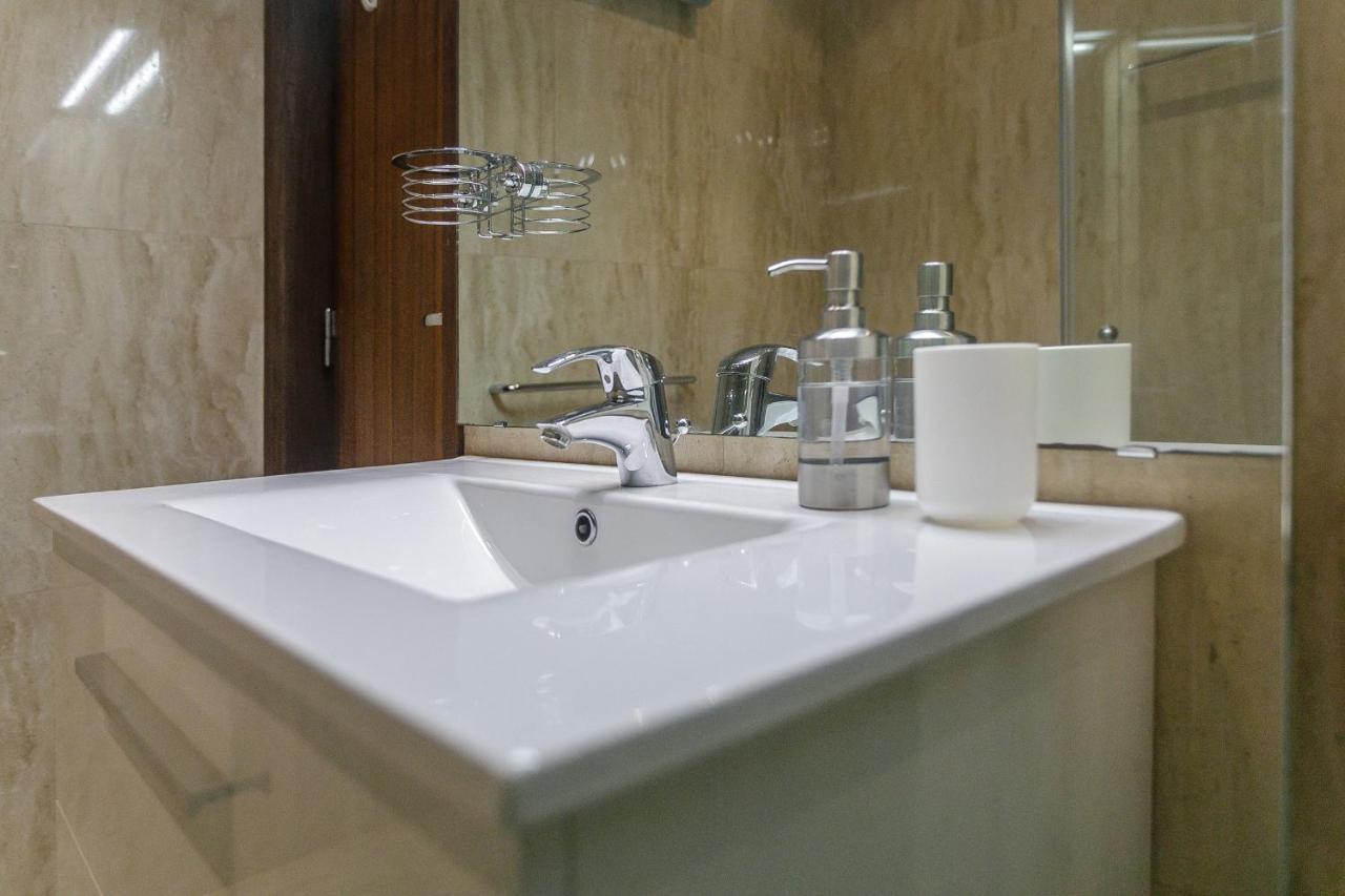 Lovelystay - Spacious 3br Flat With Ac And Balcony *