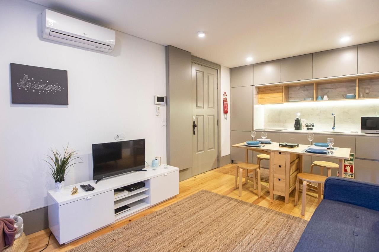 Apartment Downtown W/ Ac & Patio By Lovelystay