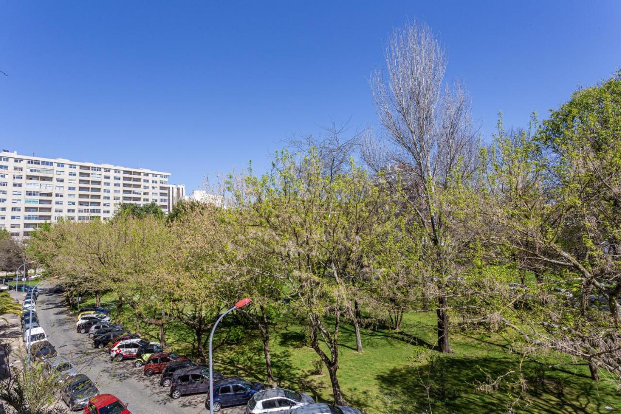 Apartment Joivy Stunning 2-br Flat With Balcony In