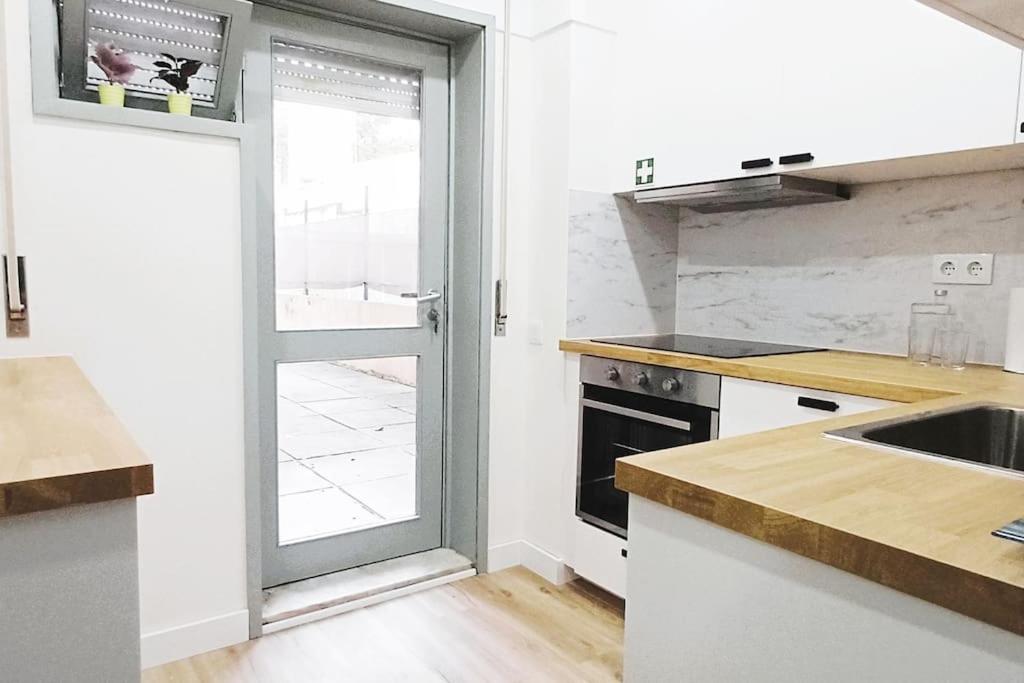 Lovling And Friendly With Terrace Apartment