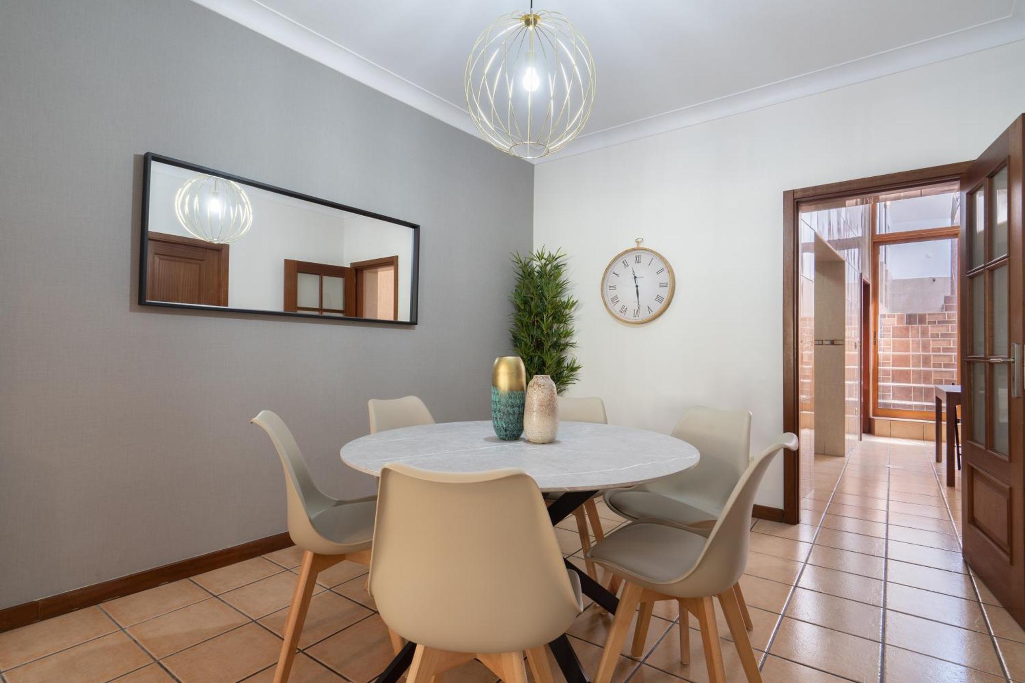 Host Wise - Spacious Duplex House - Jacuzzi & Terrace *