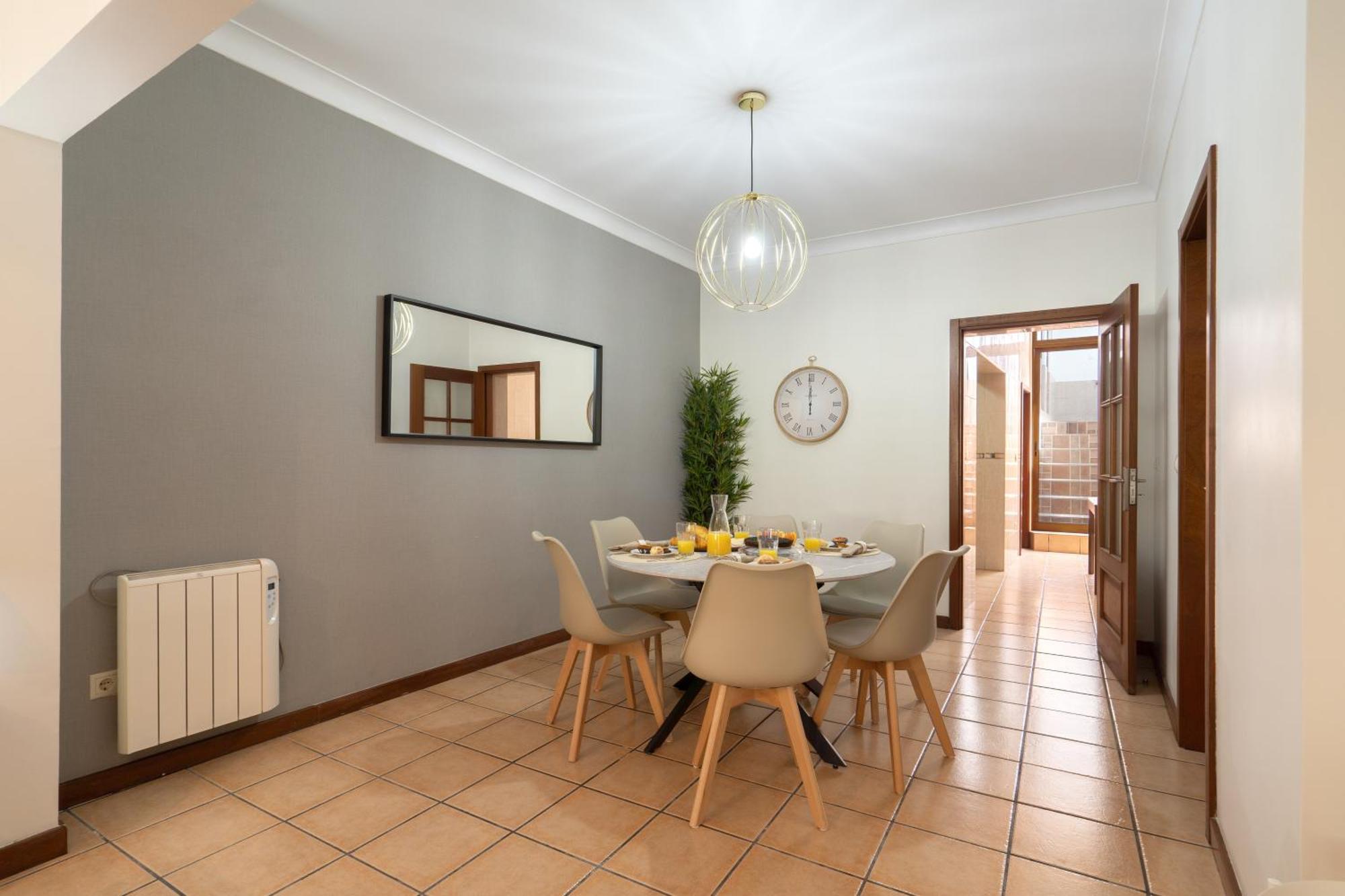 Host Wise - Spacious Duplex House - Jacuzzi & Terrace Holiday home