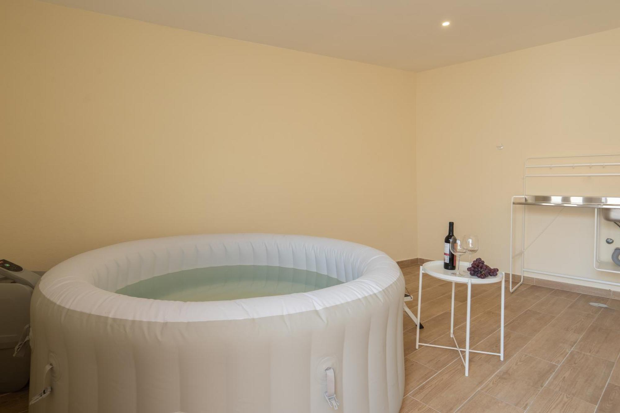 Holiday home Host Wise - Spacious Duplex House - Jacuzzi & Terrace *