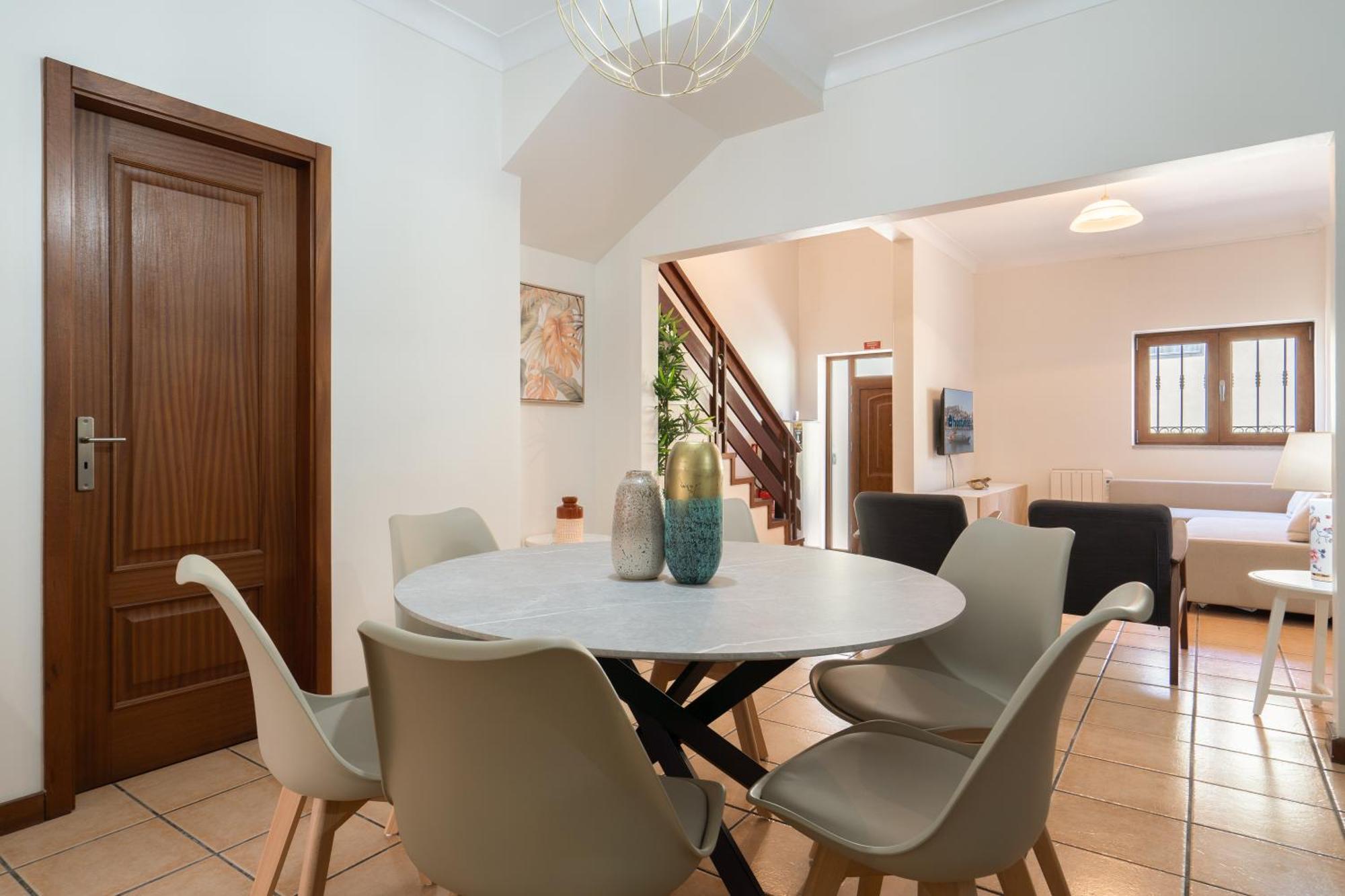 Host Wise - Spacious Duplex House - Jacuzzi & Terrace Holiday home *