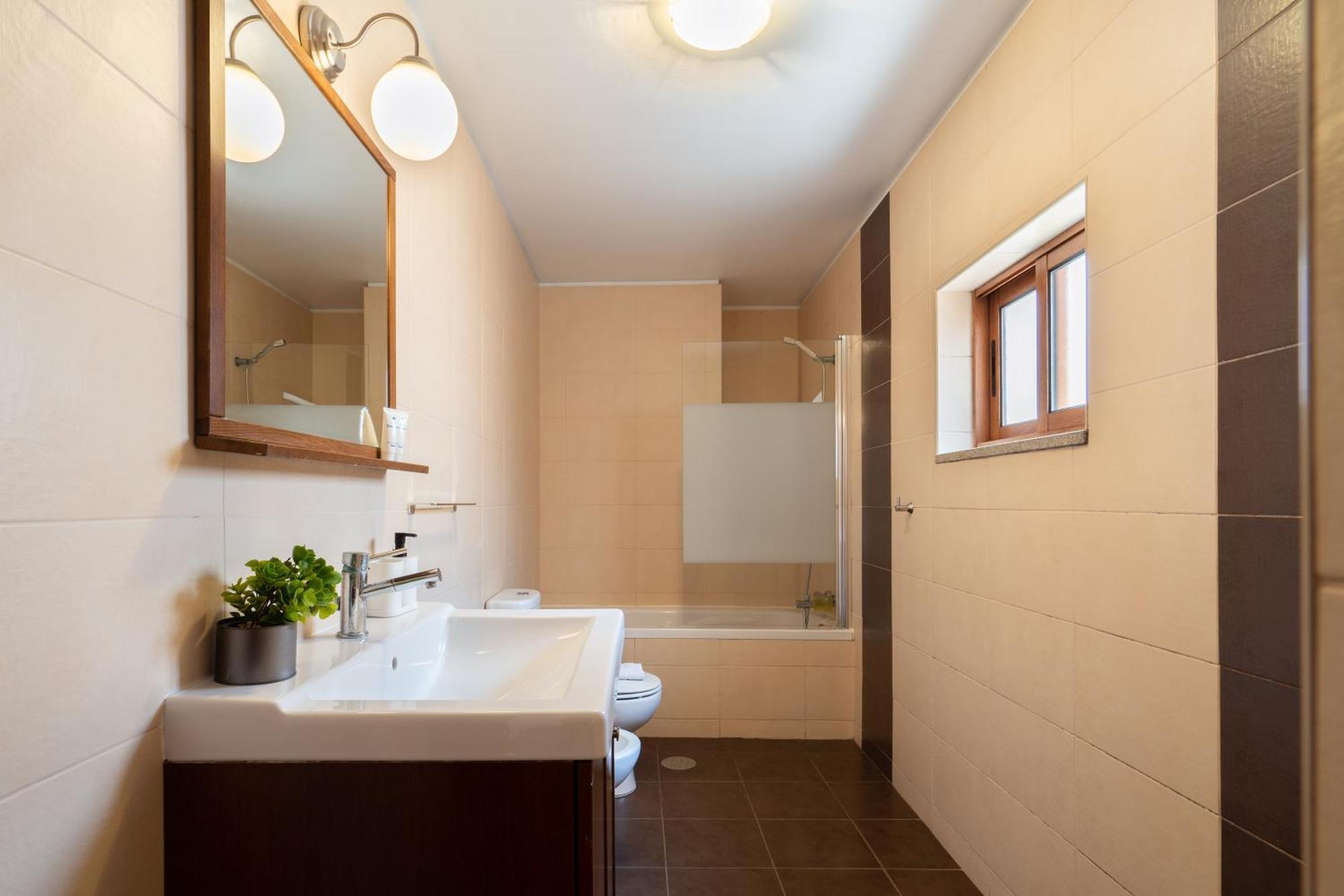Host Wise - Spacious Duplex House - Jacuzzi & Terrace Holiday home *