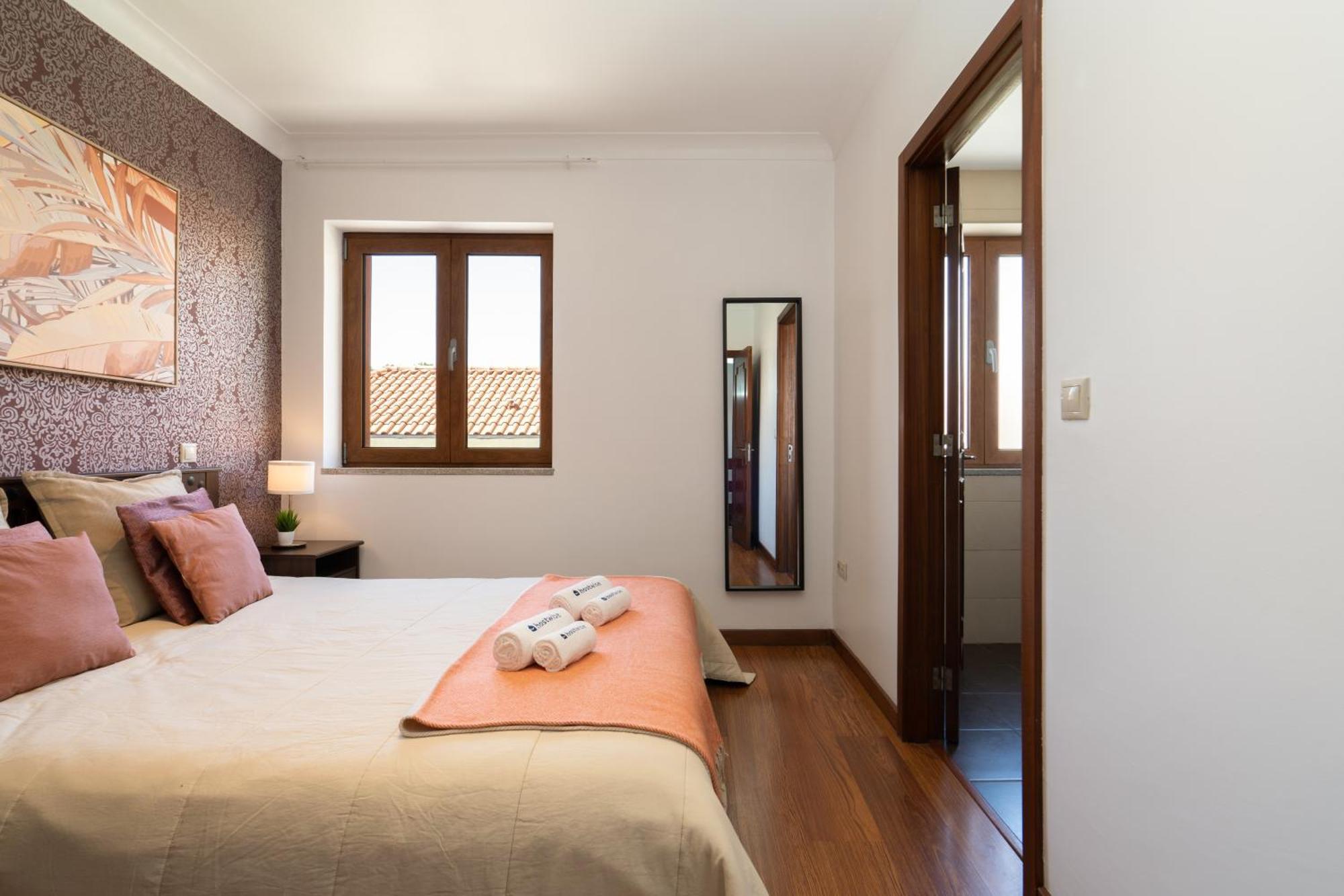 Host Wise - Spacious Duplex House - Jacuzzi & Terrace * Porto