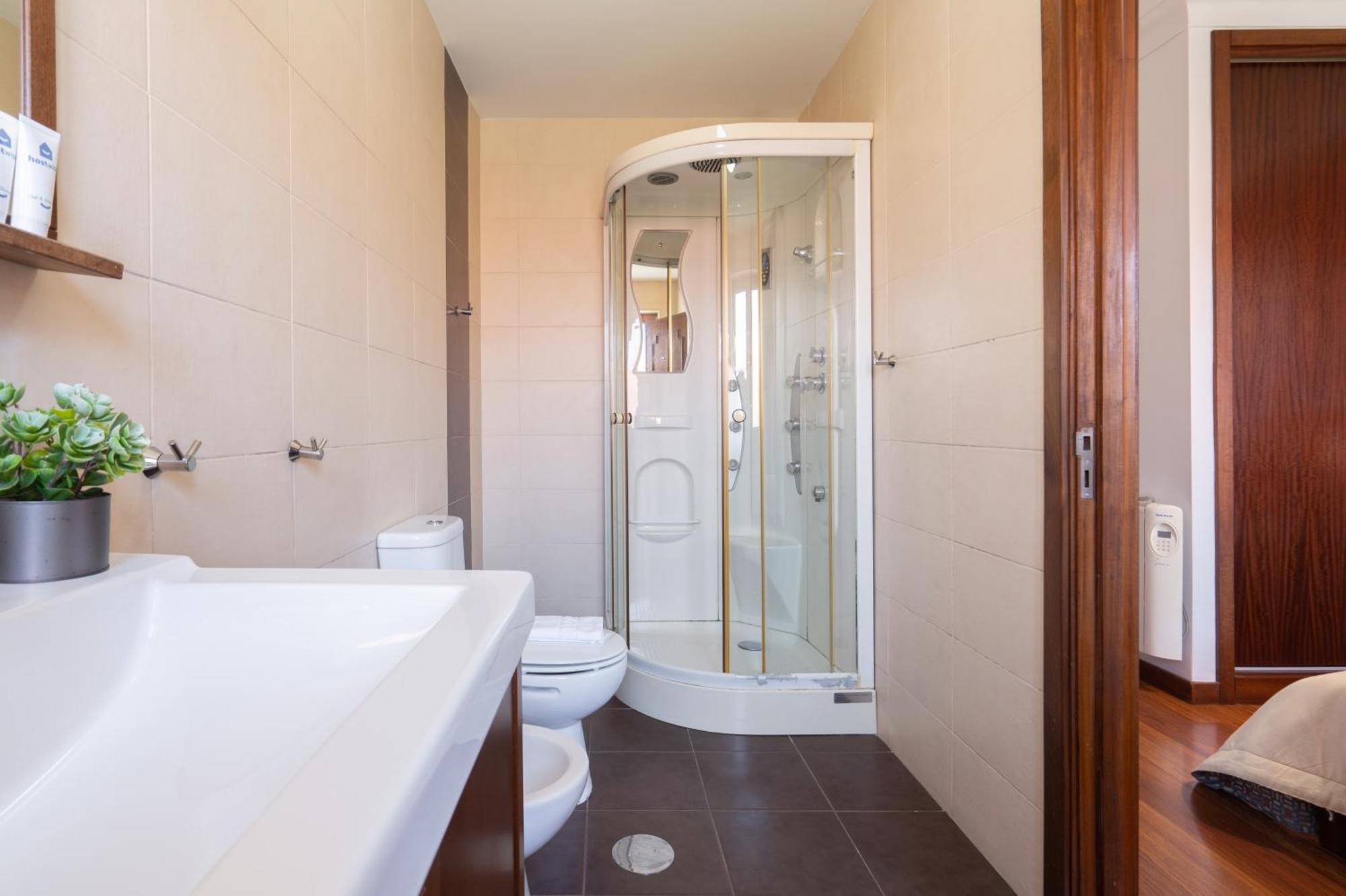 Host Wise - Spacious Duplex House - Jacuzzi & Terrace Holiday home