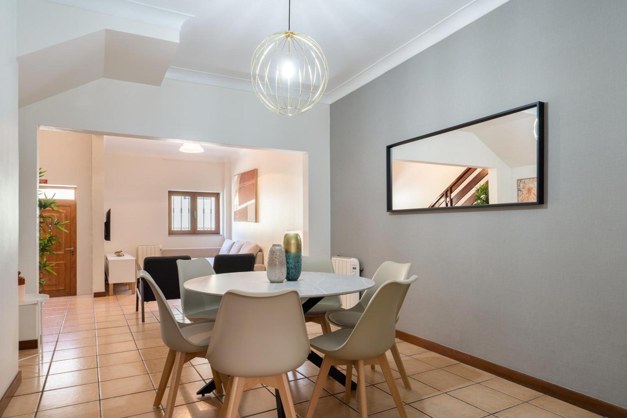 Host Wise - Spacious Duplex House - Jacuzzi & Terrace Holiday home *
