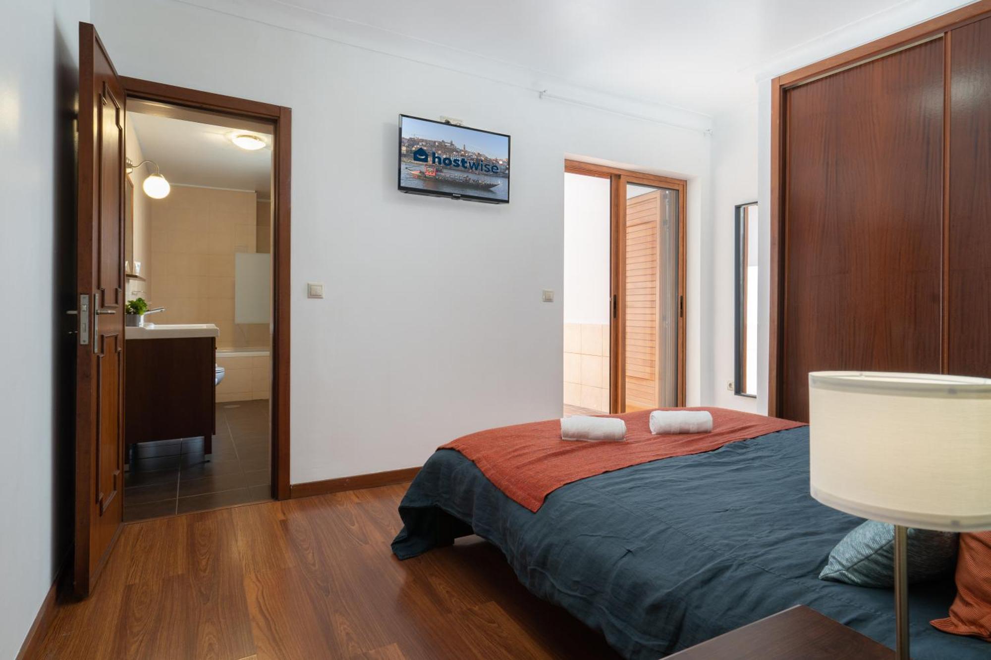 Host Wise - Spacious Duplex House - Jacuzzi & Terrace Holiday home