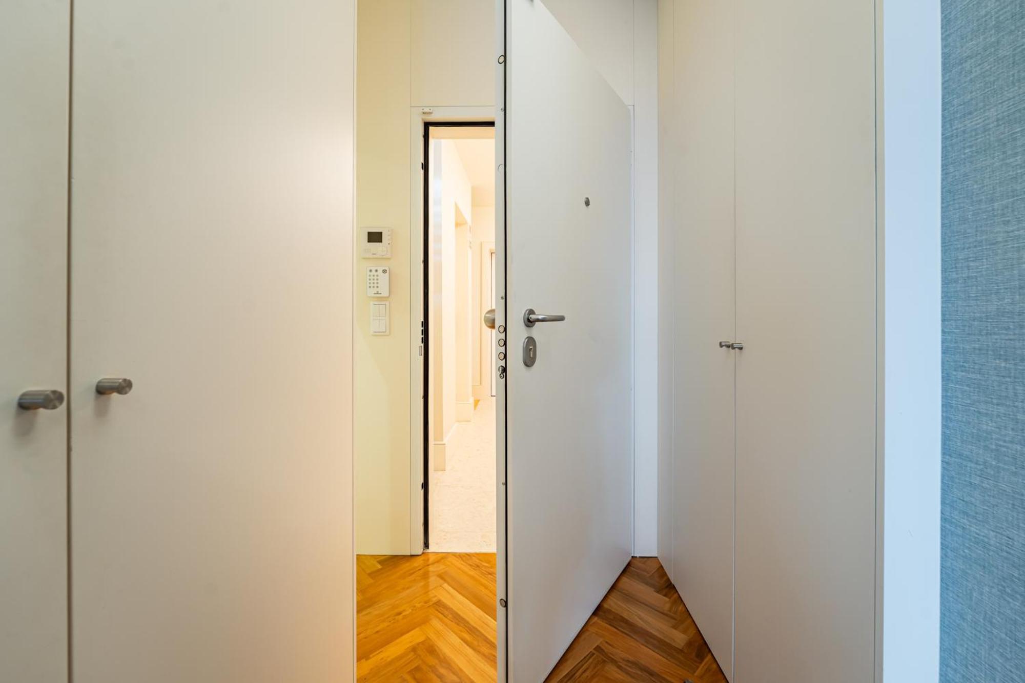 Chic And Glamorous Downtown With Terrace-f Apartment