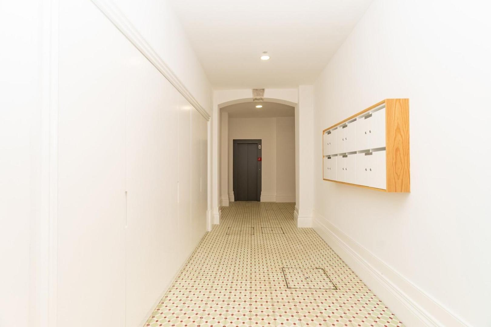 Gorgeous Flat W. Balcony In Iconic Pedestrian St Porto