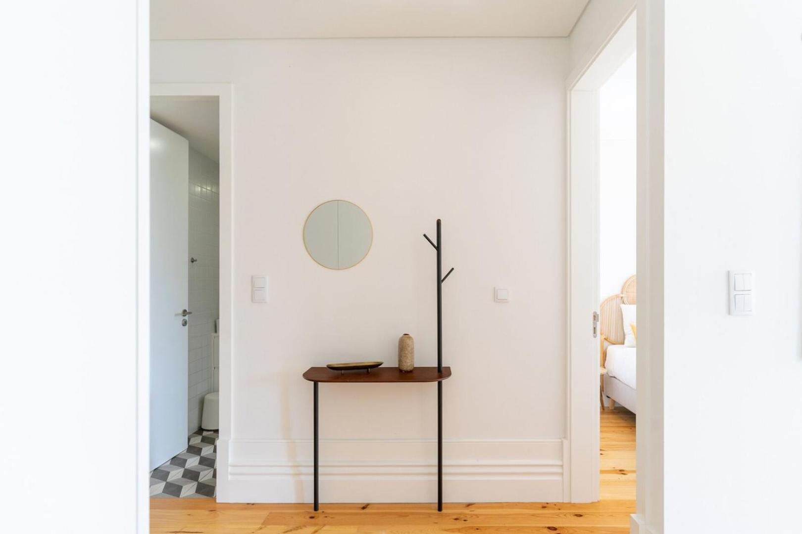 Gorgeous Flat W. Balcony In Iconic Pedestrian St * Porto