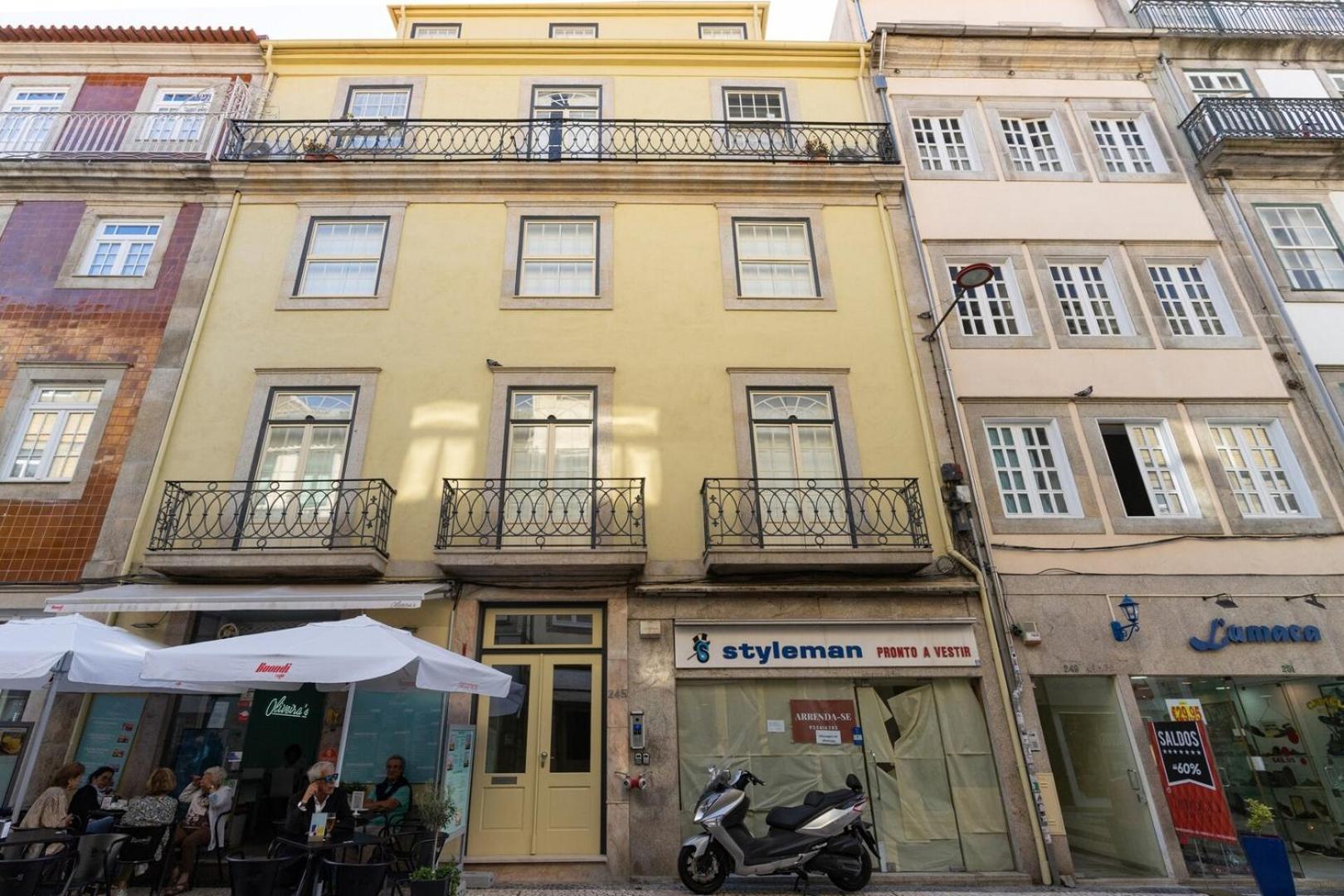 Gorgeous Flat W. Balcony In Iconic Pedestrian St * Porto