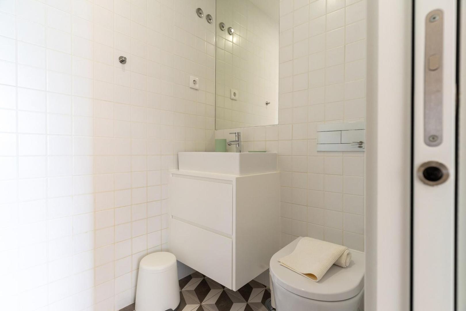 Gorgeous Flat W. Balcony In Iconic Pedestrian St *