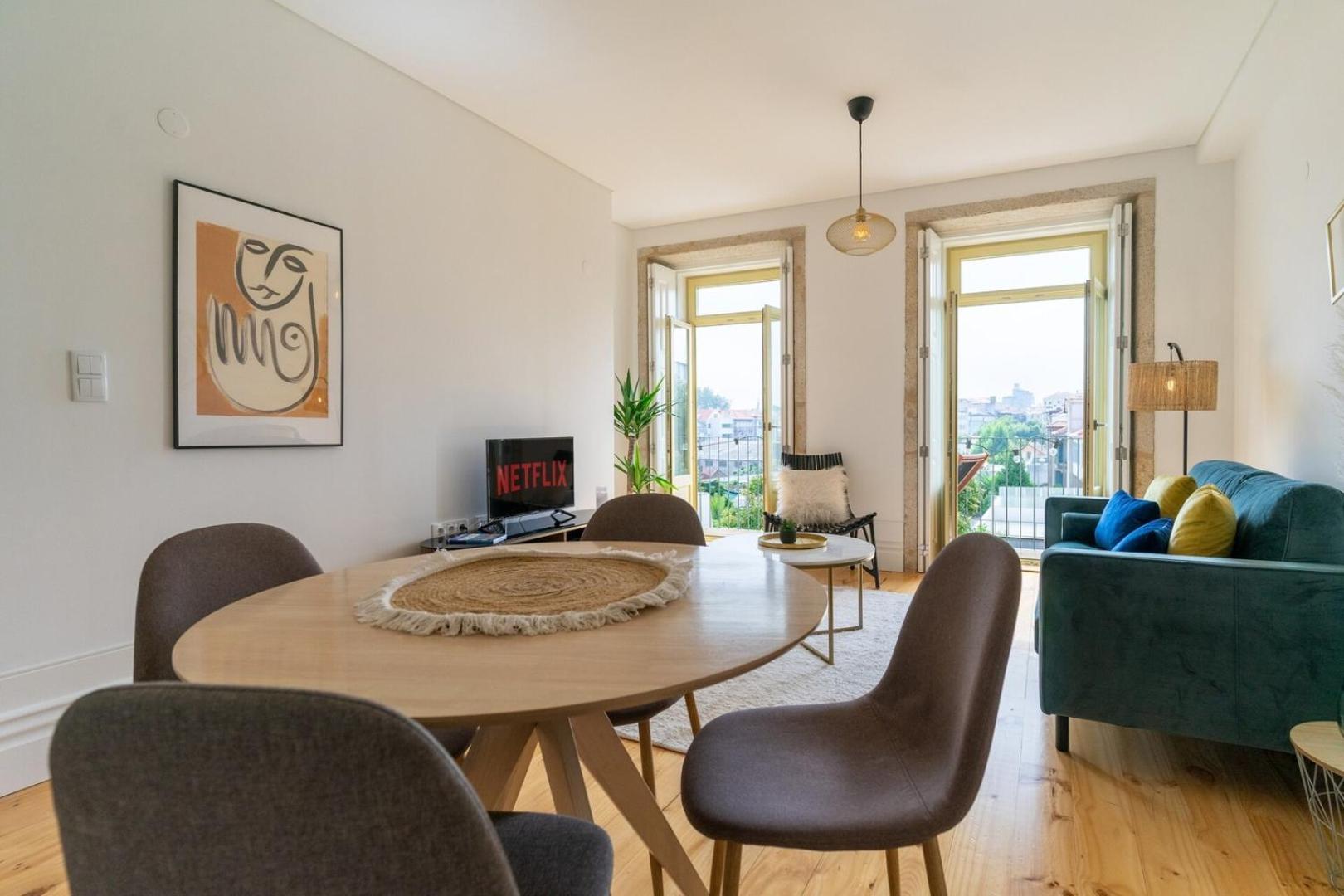 Gorgeous Flat W. Balcony In Iconic Pedestrian St * Porto
