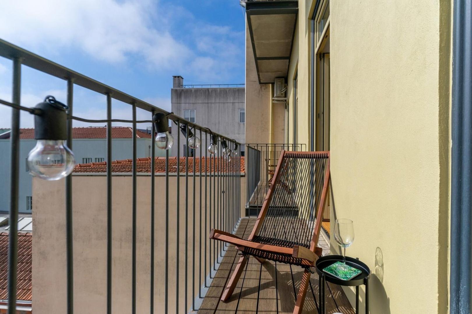 Gorgeous Flat W. Balcony In Iconic Pedestrian St Apartment Porto