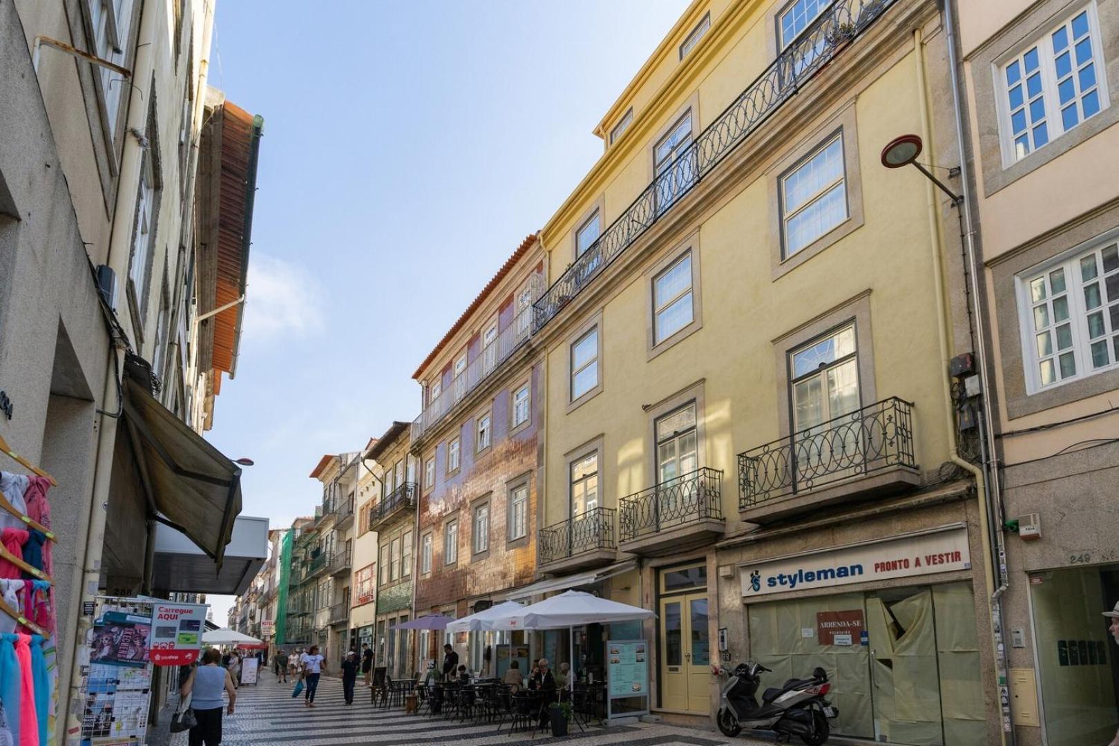 Gorgeous Flat W. Balcony In Iconic Pedestrian St Apartment
