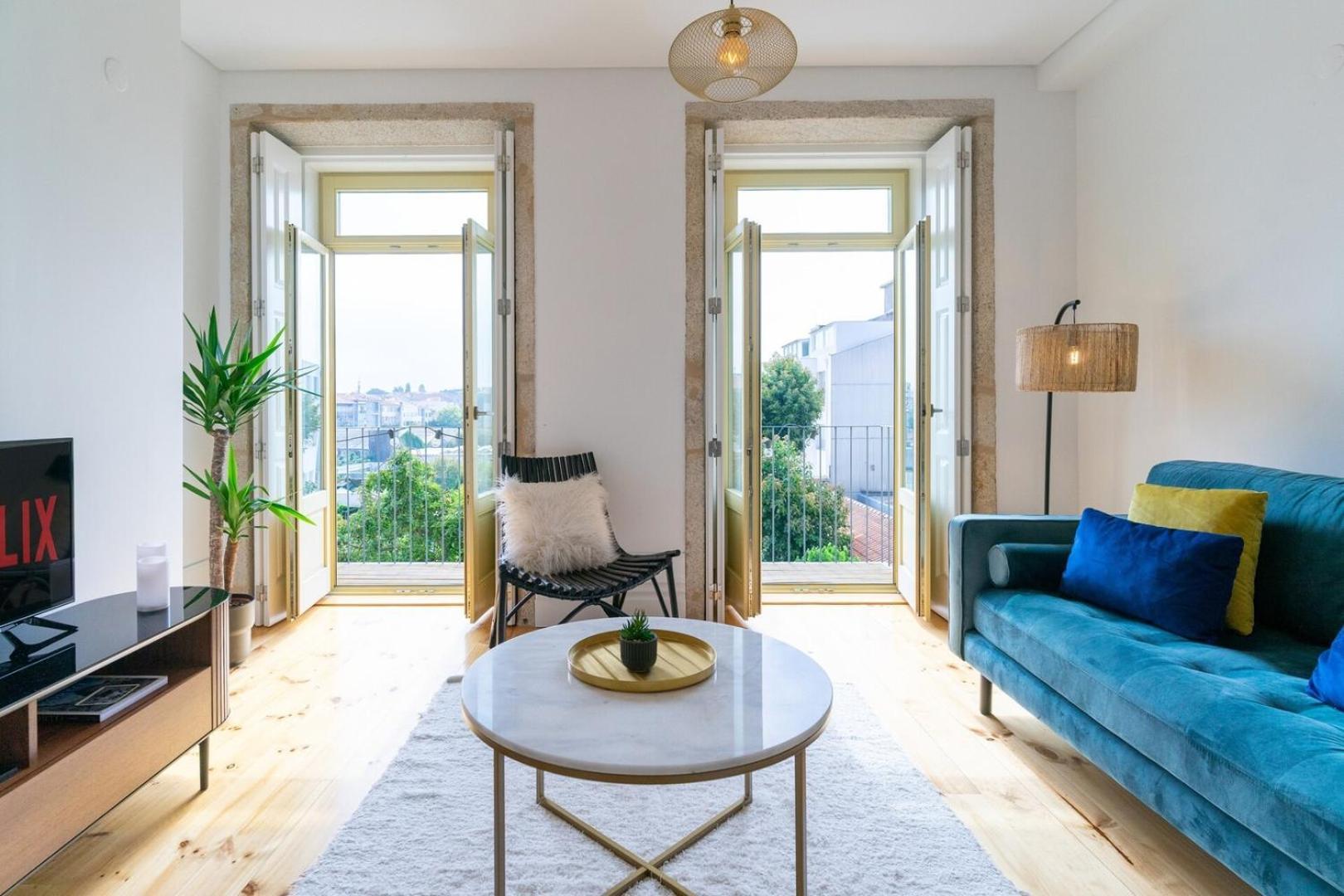Gorgeous Flat W. Balcony In Iconic Pedestrian St Apartment *